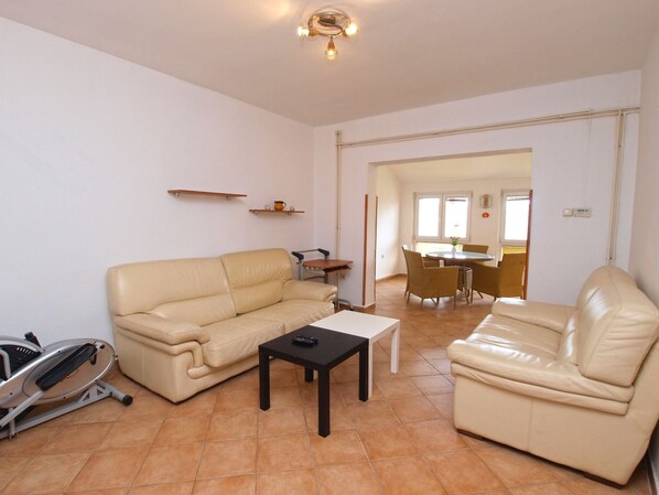 Standaard appartement, 2 slaapkamers (0339) | Woonkamer | Een televisie