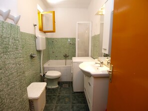 Standaard appartement, 2 slaapkamers (0339) | Badkamer | Een diep bad, een haardroger, handdoeken