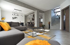 Standard House, 6 Bedrooms (0340) | Living area