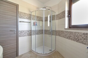 Standard-Haus, 6 Schlafzimmer (0340) | Badezimmer | Badewanne und Dusche (separat), Komfortbadewanne, Haartrockner