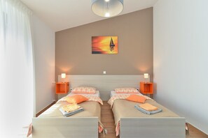 Standard House, 6 Bedrooms (0340) | 3 bedrooms, iron/ironing board, free cribs/infant beds, free WiFi - House 1384 (Vodnjan)