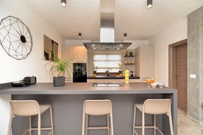 Standard House, 6 Bedrooms (0340) | Living area | TV - House 1384 (Vodnjan)