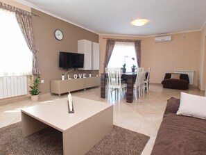 Appartement Standard, 3 chambres (0341) | Coin séjour | Télévision