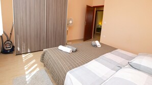 A hotel room with a bed, a wardrobe, a fan, and a vacuum cleaner. - Apartment 1386 (Vodnjan)