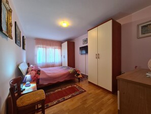 1 bedroom, iron/ironing board, free cots/infant beds, free WiFi