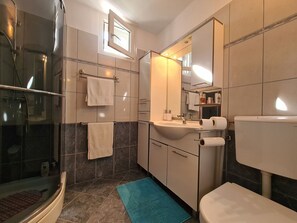 Appartamento Standard, 1 camera da letto (0344) | Bagno | Doccia, asciugacapelli, asciugamani