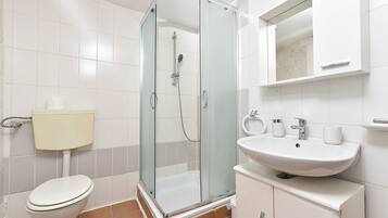 Standard Apartment, 1 Bedroom (1391/13130) | Bathroom | Shower, hair dryer, towels
