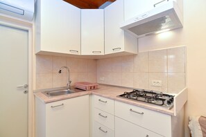 Apartamento standard, 1 quarto (0346) | Cozinha privada | Geladeira, micro-ondas, cooktop, chaleira elétrica