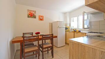 Standard House, 1 Bedroom (0348) | Private kitchen | Fridge, microwave, oven, stovetop