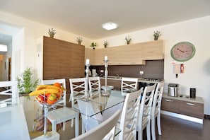 Standard-Villa, 6 Schlafzimmer (0352) | Essbereich im Zimmer