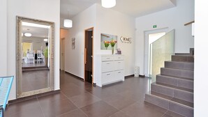 Un interior moderno con una escalera, un espejo y un cartel que dice 'HOME'.