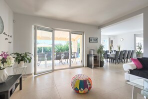 Standardvilla - 5 soveværelser (0353) | Opholdsområde | Tv