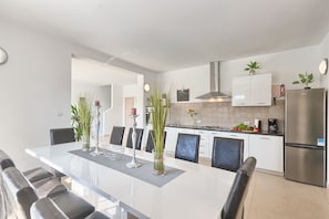 Standard Villa, 5 Bedrooms (0353) | In-room dining