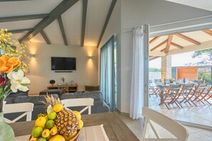 Standard-Villa, 5 Schlafzimmer (0354) | Essbereich im Zimmer