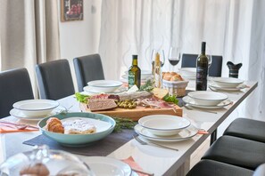 In-room dining - Villa 1522 (Zminj)