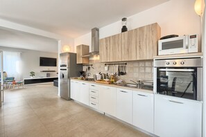 Standard-Villa, 5 Schlafzimmer (0355) | Eigene Küche | Kühlschrank, Mikrowelle, Wasserkocher mit Kaffee-/Teezubehör