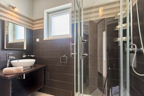 Standard Villa, 5 Bedrooms (0355) | Bathroom | Shower, hair dryer, towels