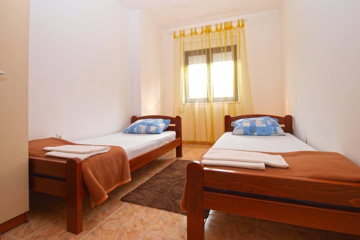 2 bedrooms, iron/ironing board, free WiFi, bed sheets