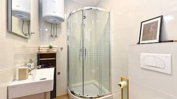 Standard Apartment, 1 Queen Bed with Sofa bed (0360) | Bathroom | Shower, hair dryer, towels