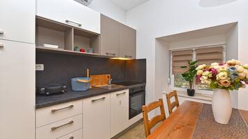 Standard-Apartment, 1 Queen-Bett und Schlafsofa (0360) | Eigene Küche | Kühlschrank, Mikrowelle, Wasserkocher
