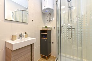 Standard-Apartment, 1 Queen-Bett und Schlafsofa (0360) | Badezimmer | Dusche, Haartrockner, Handtücher