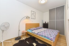 Standard-Apartment, 1 Queen-Bett und Schlafsofa (0360) | 2 Schlafzimmer, Bügeleisen/Bügelbrett, kostenloses WLAN, Bettwäsche