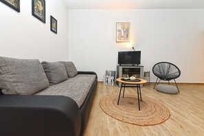 Standard Apartment, 1 Queen Bed with Sofa bed (0360) | Living area | TV - House 1411 (Marcana)