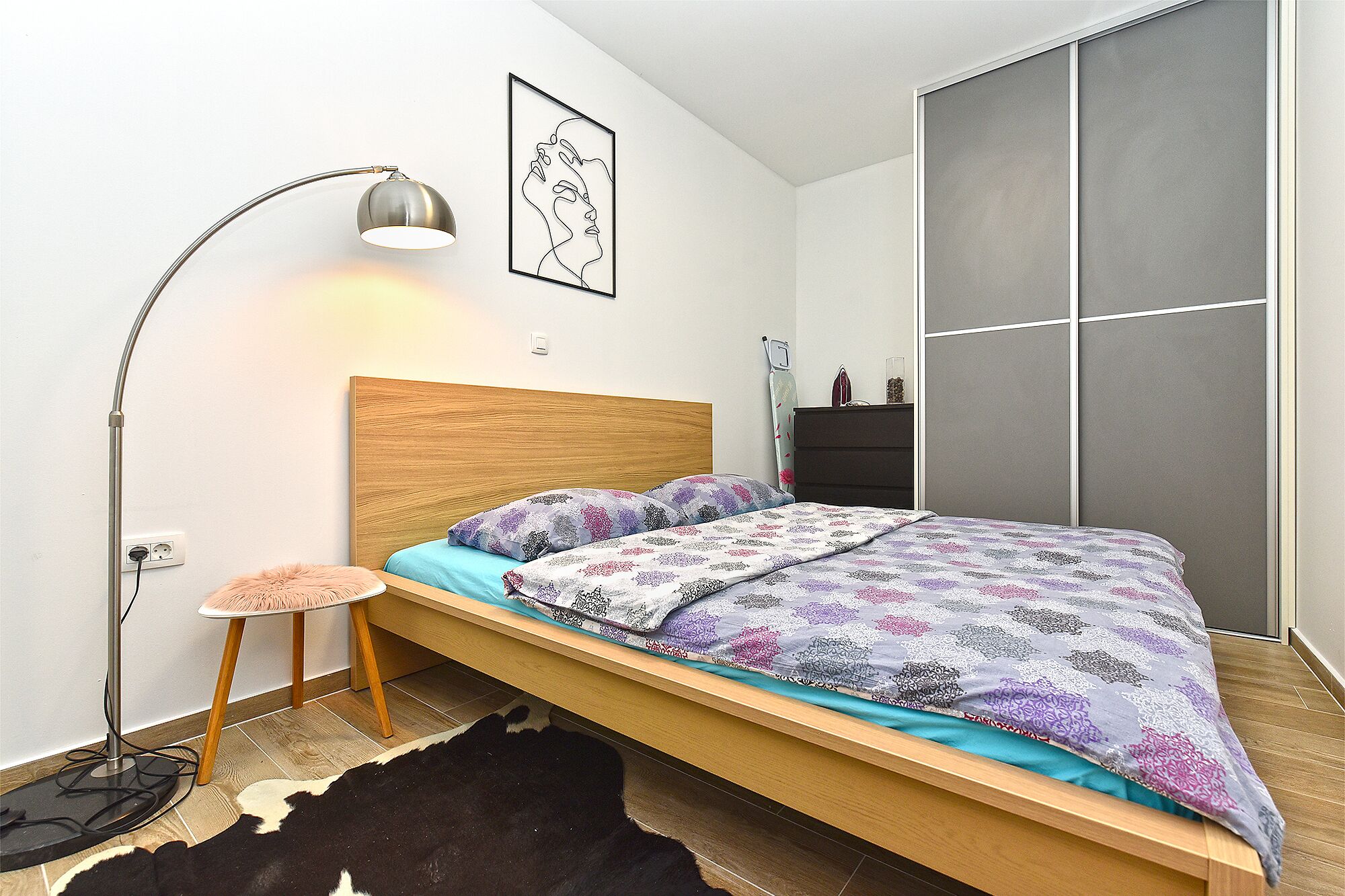 Apartemen Standar, 1 Tempat Tidur Queen dengan tempat tidur Sofa (0360) | 2 kamar tidur, setrika/meja setrika, Wi-Fi gratis, dan seprai linen