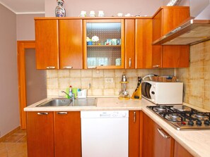 Standaard appartement, 2 slaapkamers (0361) | Privékeuken | Een koelkast, een magnetron, een oven, een kookplaat