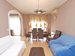 Departamento estándar, 2 habitaciones (0361) | Área de sala de estar | Televisión 