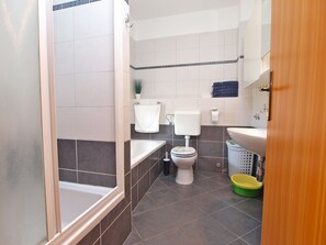 Appartement Standard, 2 chambres (0361) | Salle de bain | Ensemble douche/baignoire, baignoire relaxante profonde, sèche-cheveux