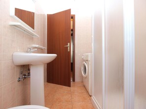Standard Apartment, 2 Bedrooms (1416/13253) | Bathroom sink
