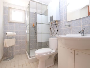 Standard-Haus, 2 Schlafzimmer (0365) | Badezimmer | Dusche, Handtücher