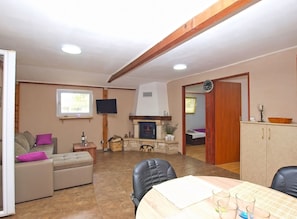 Casa Standard, 2 camere da letto (0365) | Area soggiorno | TV