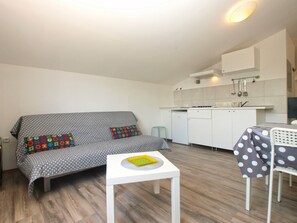 Standard-Studio, 1 Schlafzimmer (0367) | Wohnbereich | Fernseher