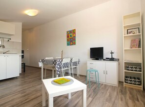 Studio Standard, 1 chambre (0367) | Coin séjour | Télévision