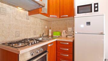 Standard House, 1 Bedroom (0368) | Private kitchen | Fridge, microwave, coffee/tea maker, electric kettle