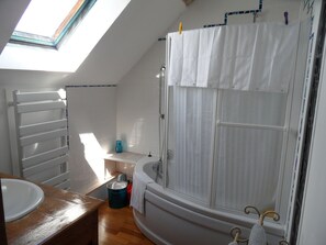 Baignoire, sèche-cheveux, bidet, serviettes fournies