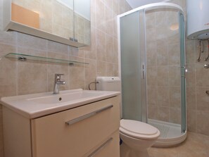 Standard Apartment, 1 Bedroom (1432/13333) | Bathroom | Shower, hair dryer, towels