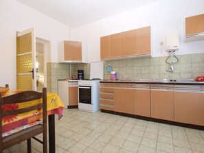 Standard Apartment, 3 Bedrooms (1435/13344) | Private kitchen | Fridge, oven, stovetop, electric kettle