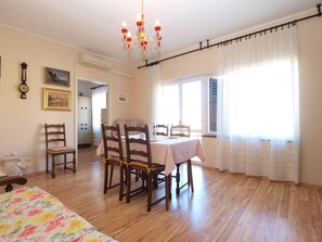 Standard Apartment, 3 Bedrooms (1435/13343) | In-room dining - Apartment 1435 (Pula)