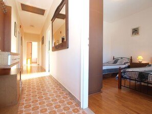 3 bedrooms, iron/ironing board, free WiFi, bed sheets
