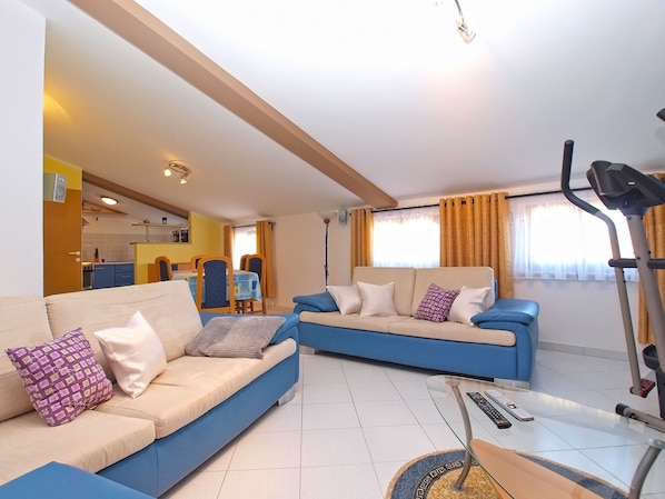 Standard Apartment, 2 Bedrooms (0372) | Living area