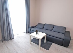 Standard-Apartment, 1 Schlafzimmer (0374) | Wohnzimmer | Fernseher