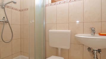 Standard-Studio, 1 Schlafzimmer (0378) | Badezimmer | Dusche, Haartrockner, Handtücher