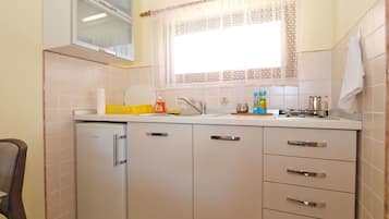 Standard Studio, 1 Bedroom (0378) | Private kitchen | Fridge, stovetop, electric kettle, cookware/dishes/utensils