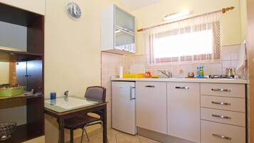 Standard Studio, 1 Bedroom (0378) | Private kitchen | Fridge, stovetop, electric kettle, cookware/dishes/utensils