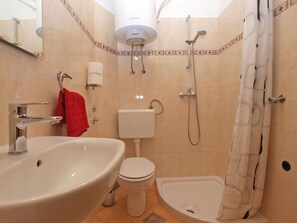 Apartamento standard, 2 quartos (0379) | Banheiro | Chuveiro, toalhas de banho