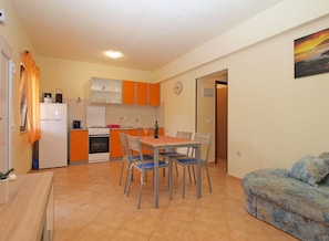 Standard-Apartment, 2 Schlafzimmer (0379) | Essbereich im Zimmer