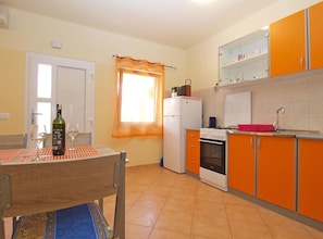 Apartamento standard, 2 quartos (0379) | Cozinha privada | Geladeira, fogão, cooktop, chaleira elétrica
